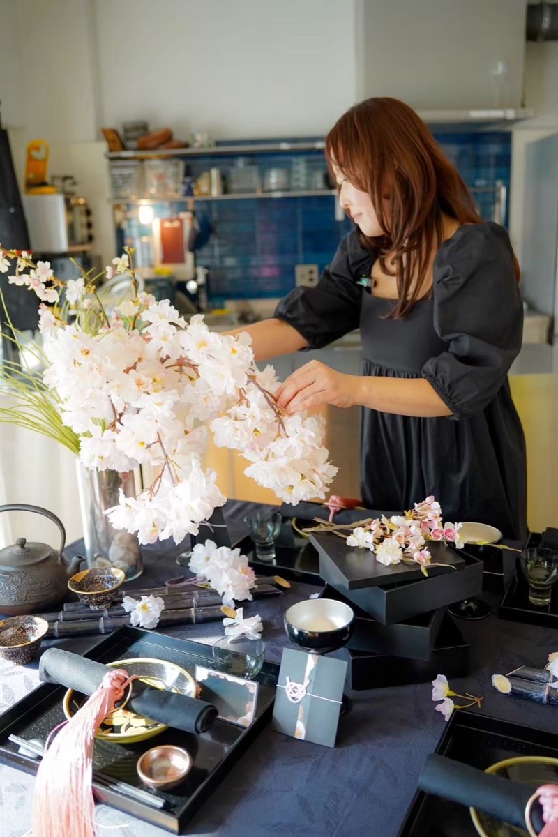 桜のテーブルを整えている沖田先生