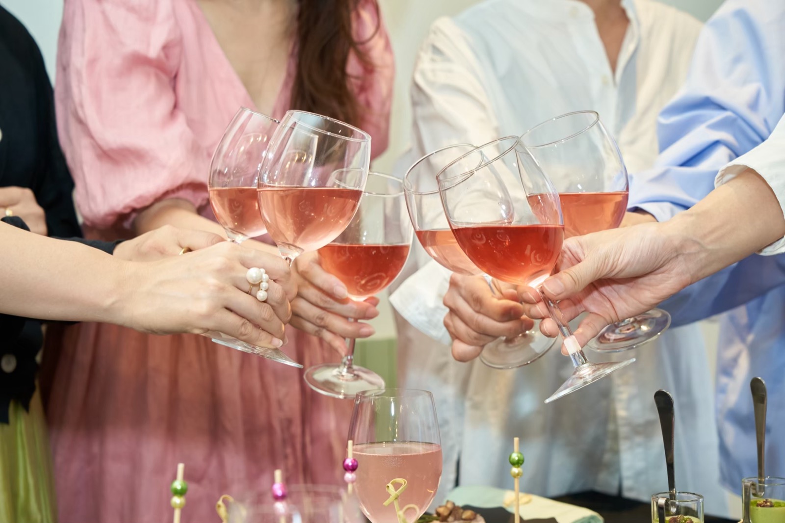 ワークショップ後にロゼワインで乾杯する参加者たち