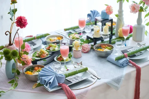 竹や花、料理を涼やかに配置した和風の食卓